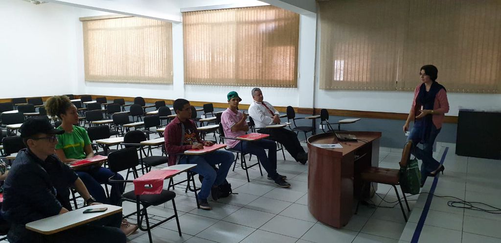Alunos e acadêmicos assistem a palestras e oficinas
