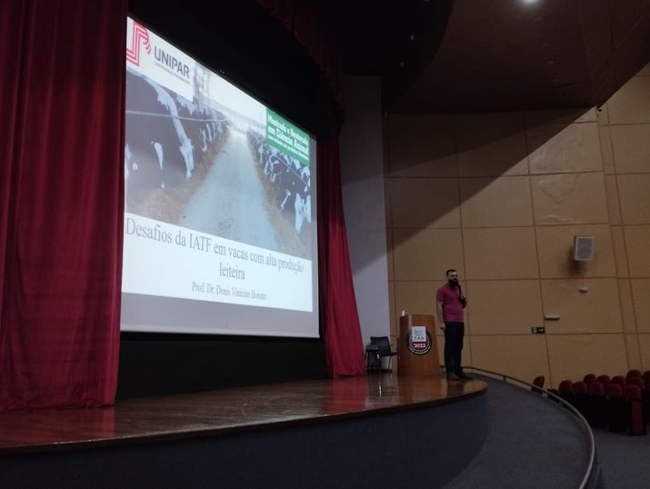 Em Cascavel, professor e aluna da Unipar ministram palestra na semana acadêmica da FAG.