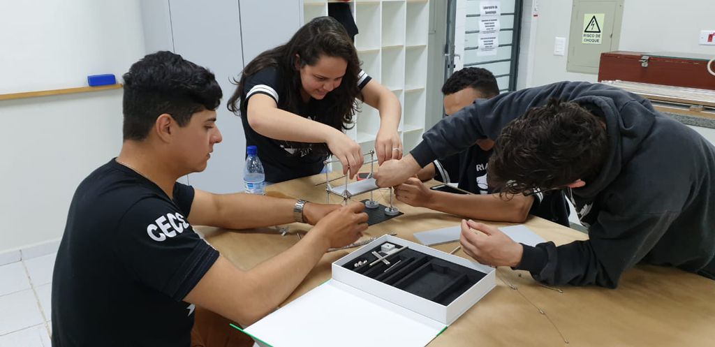 Alunos e acadêmicos assistem a palestras e oficinas