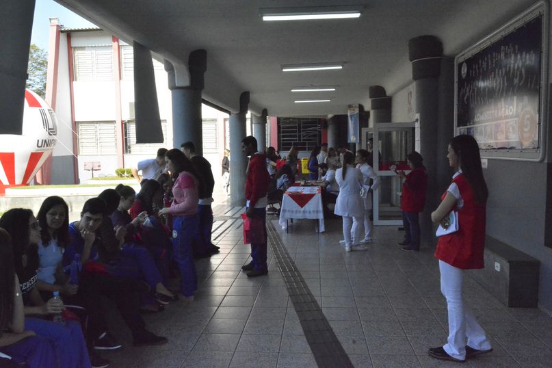 Colaboradores da Unipar recebem os alunos no Compartilhando Conhecimento