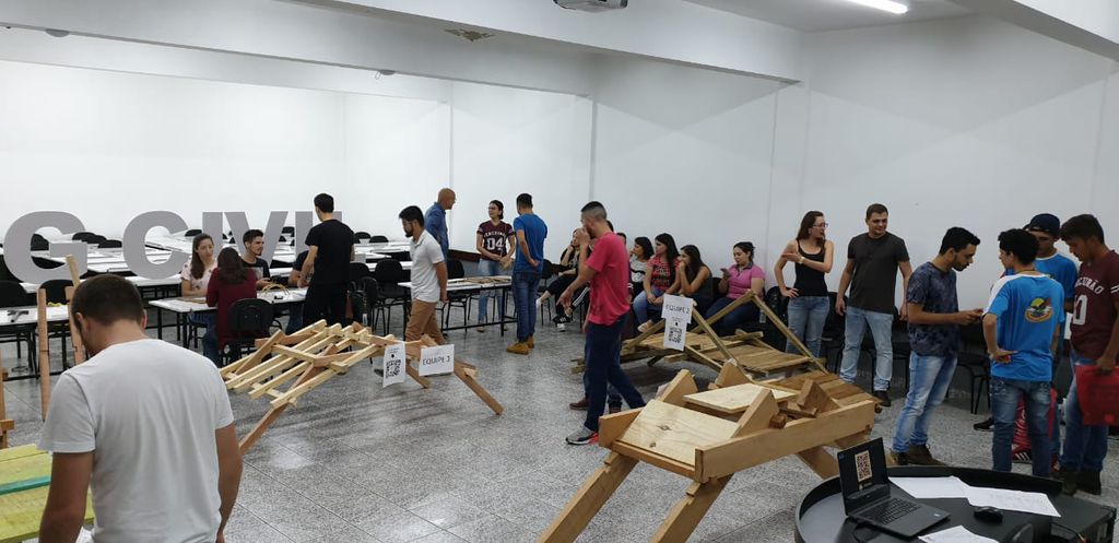 Alunos e acadêmicos assistem a palestras e oficinas
