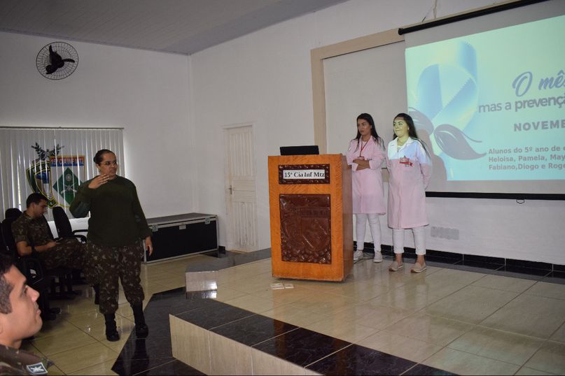 Acadêmicos em palestra no Exército Brasileiro