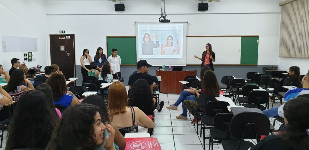 Alunos e acadêmicos assistem a palestras e oficinas