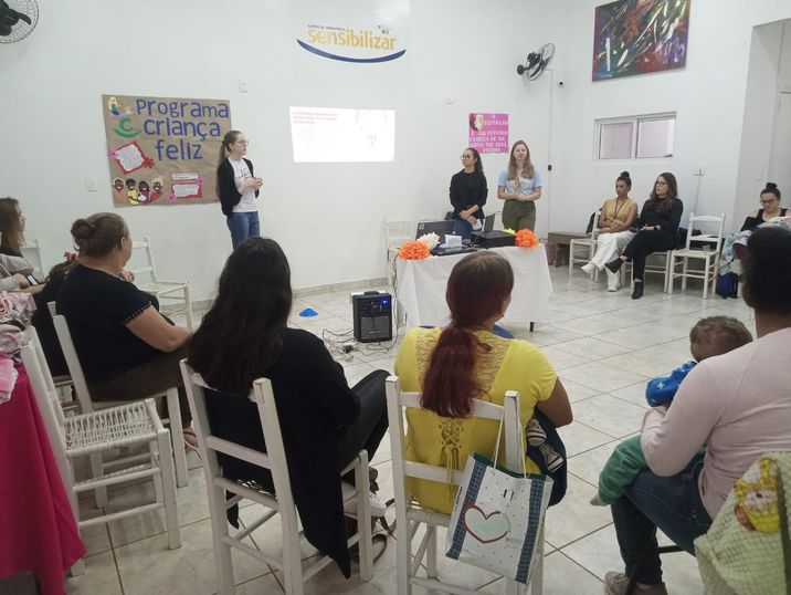 Acadêmicas de Enfermagem participam de evento alusivo ao Dia da Gestante.