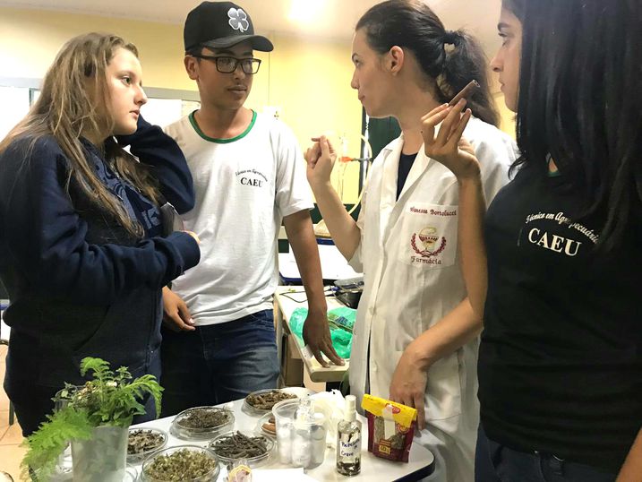 Mestranda compartilha conhecimentos com alunos do curso técnico