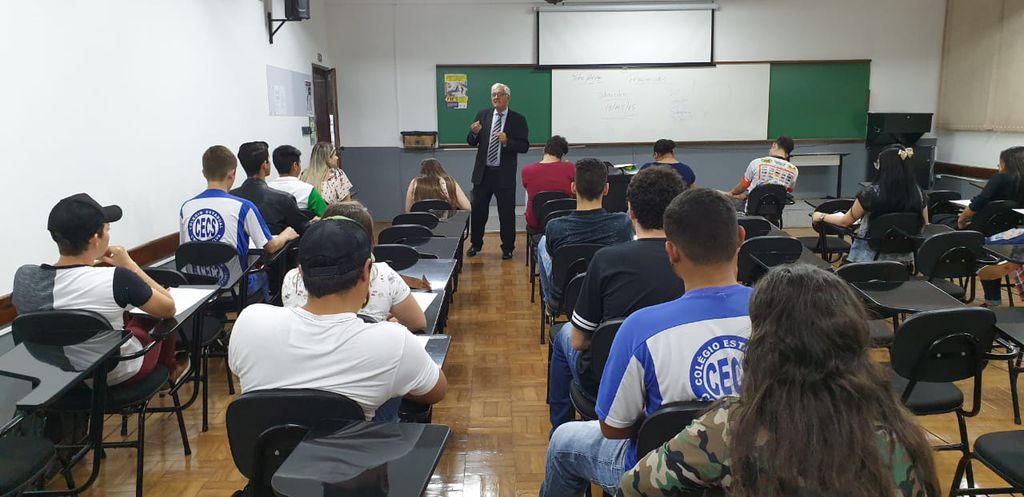 Alunos e acadêmicos assistem a palestras e oficinas