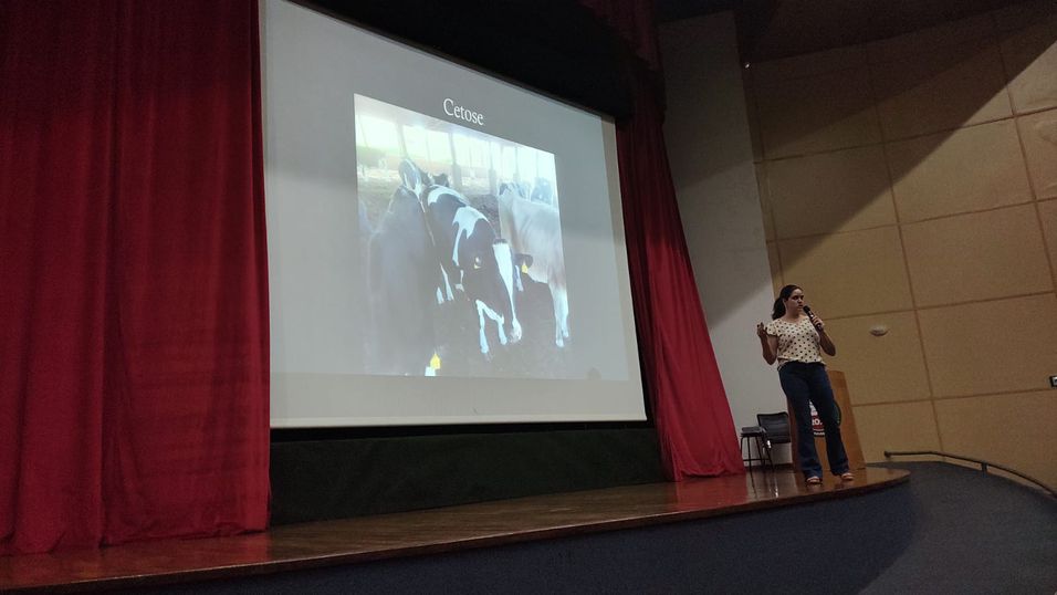Em Cascavel, professor e aluna da Unipar ministram palestra na semana acadêmica da FAG.