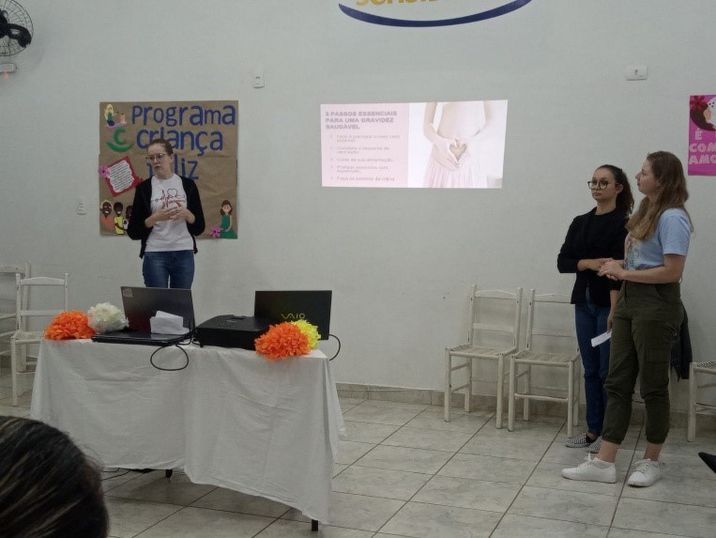 Acadêmicas de Enfermagem participam de evento alusivo ao Dia da Gestante.