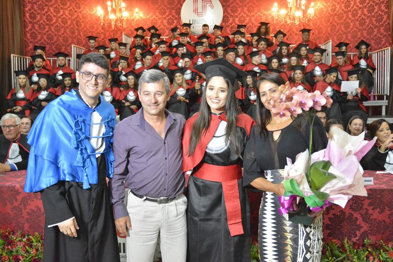 Cena da colação de grau em Guaíra da turma de Direito