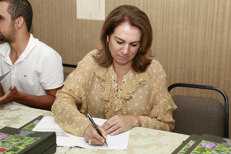 Autores e professores reunidos na sessão de autógrafos