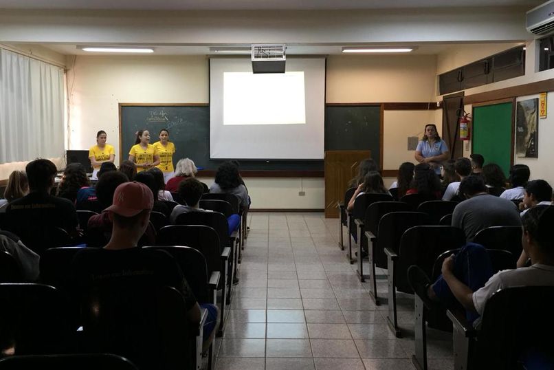 Acadêmicas orientam alunos de Colégios Estaduais de Guaíra e região