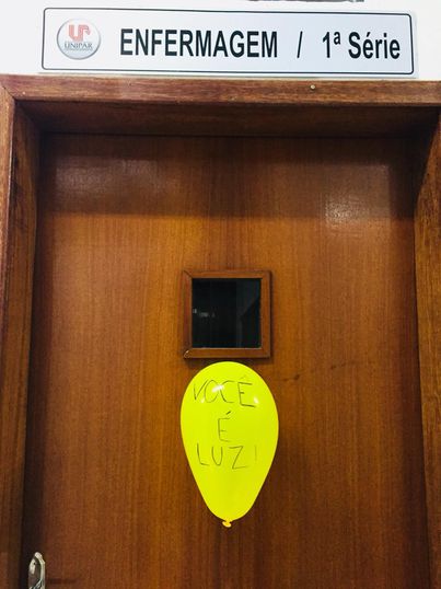 Balão colocado na porta da sala de aula traz mensagens de motivação