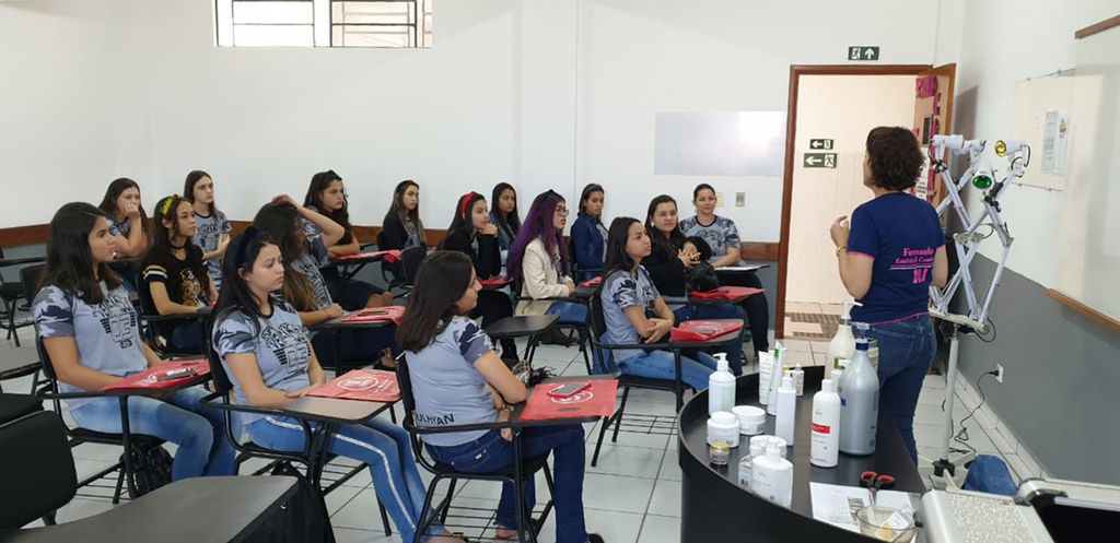 Alunos e acadêmicos assistem a palestras e oficinas