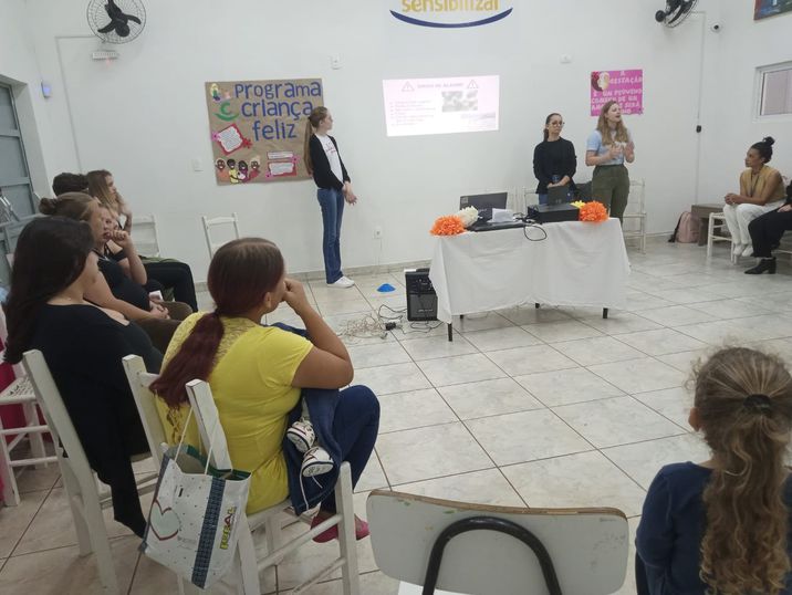 Acadêmicas de Enfermagem participam de evento alusivo ao Dia da Gestante.