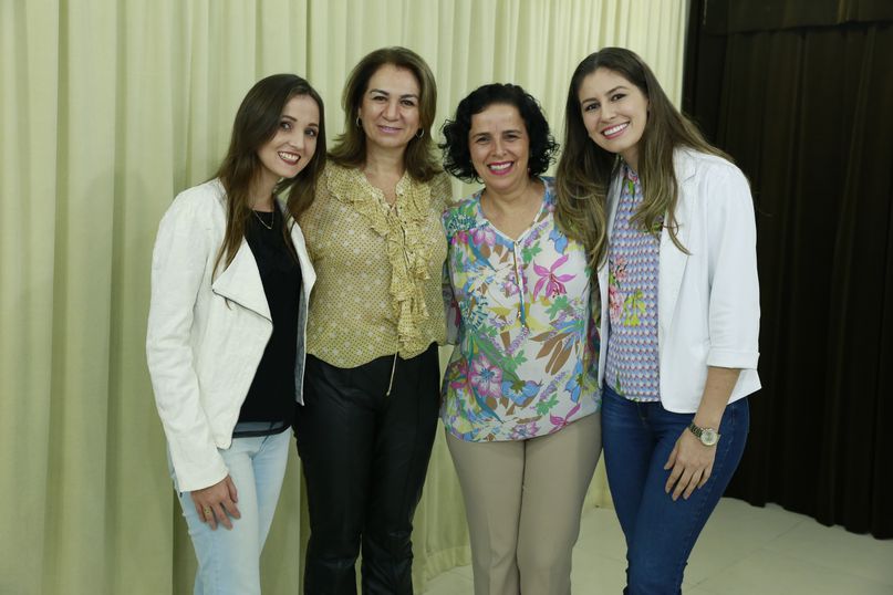 Professora Ezilda Jacomassi com as autoras Joice Karina Otenio, Cecília Cividini e Andressa Zardo