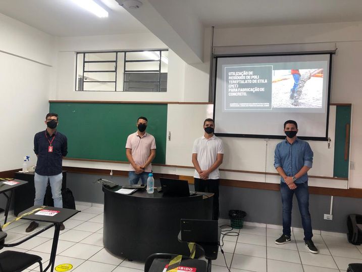 Gratidão. Sentimento é compartilhado entre professores e alunos ao final das apresentações