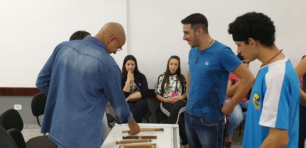 Alunos e acadêmicos assistem a palestras e oficinas