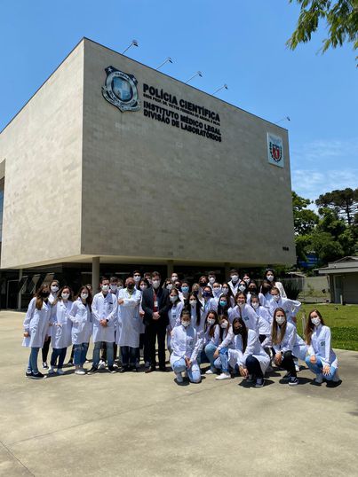Acadêmicos de Biomedicina durante visita técnica