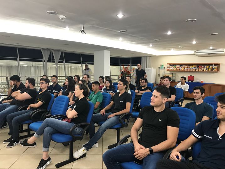Acadêmicos atentos ao conteúdo da palestra
