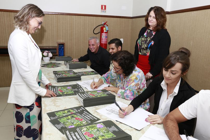 Autores e professores reunidos na sessão de autógrafos