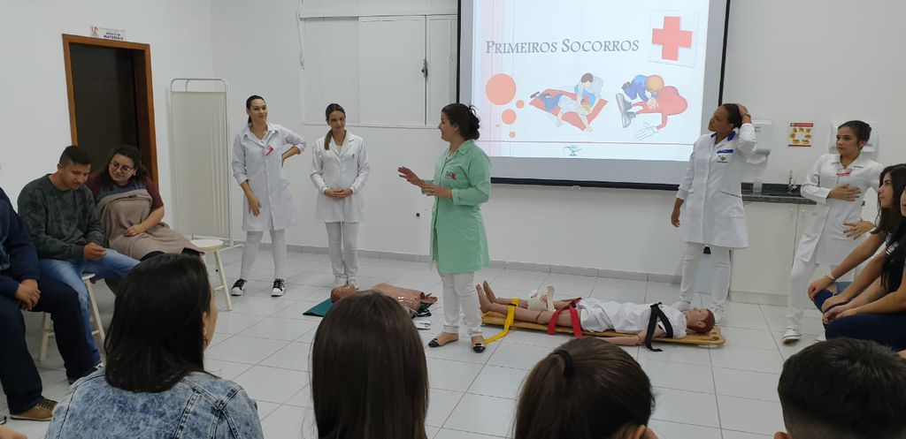 Alunos e acadêmicos assistem a palestras e oficinas
