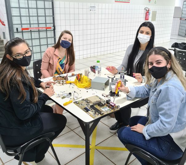 Estudantes fazem brinquedos com materiais sustentáveis.