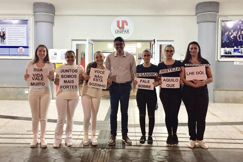 Diretor da Unipar, professor Hugo Miranda, com acadêmicas