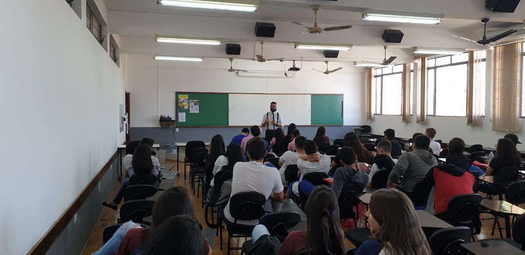 Alunos e acadêmicos assistem a palestras e oficinas