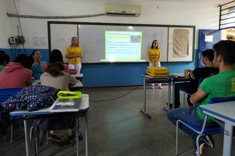 Acadêmicas orientam alunos de Colégios Estaduais de Guaíra e região