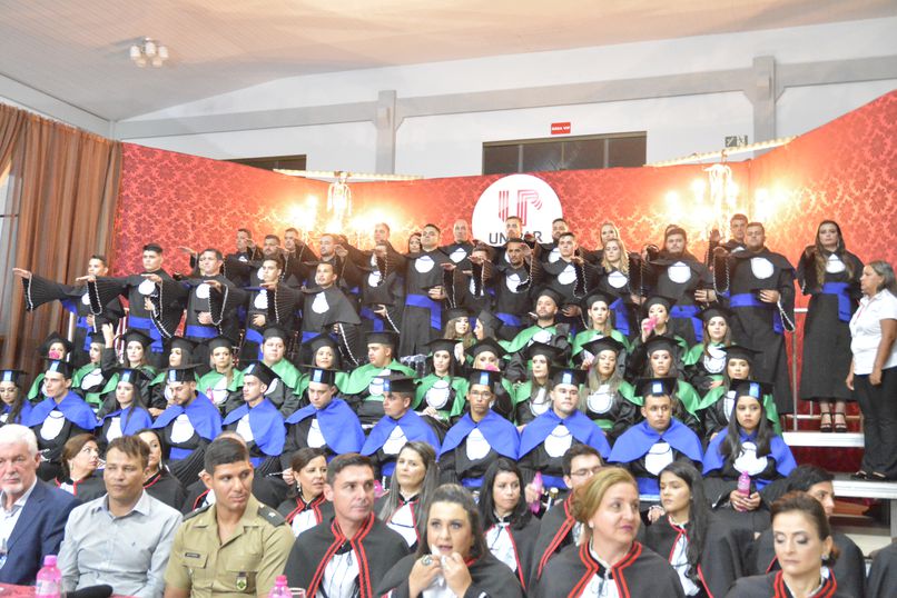 Cena da colação de grau das turmas de Administração, Enfermagem, Engenharia Civil, Estética e Cosmética e Pedagogia