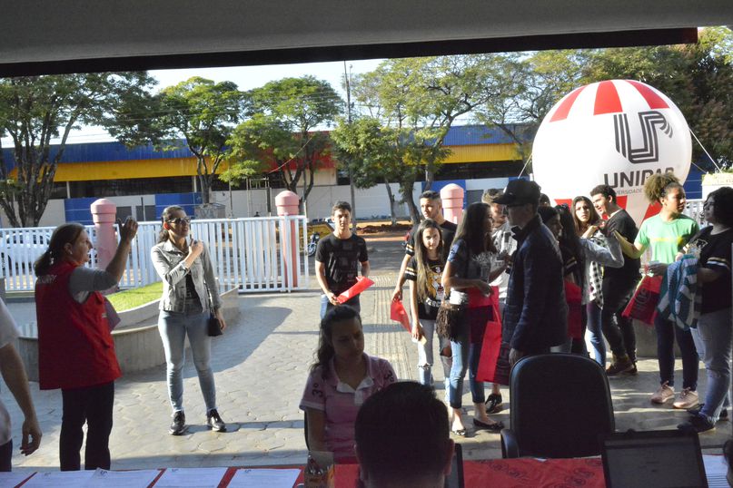 Colaboradores da Unipar recebem os alunos no Compartilhando Conhecimento