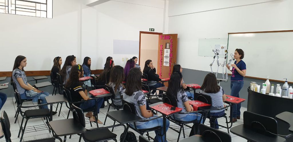 Alunos e acadêmicos assistem a palestras e oficinas