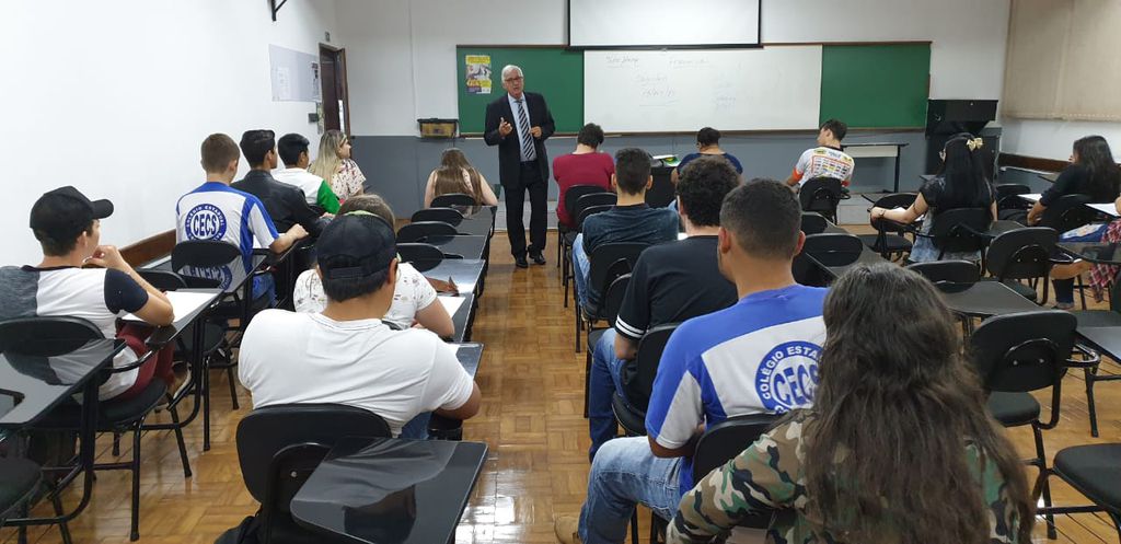 Alunos e acadêmicos assistem a palestras e oficinas