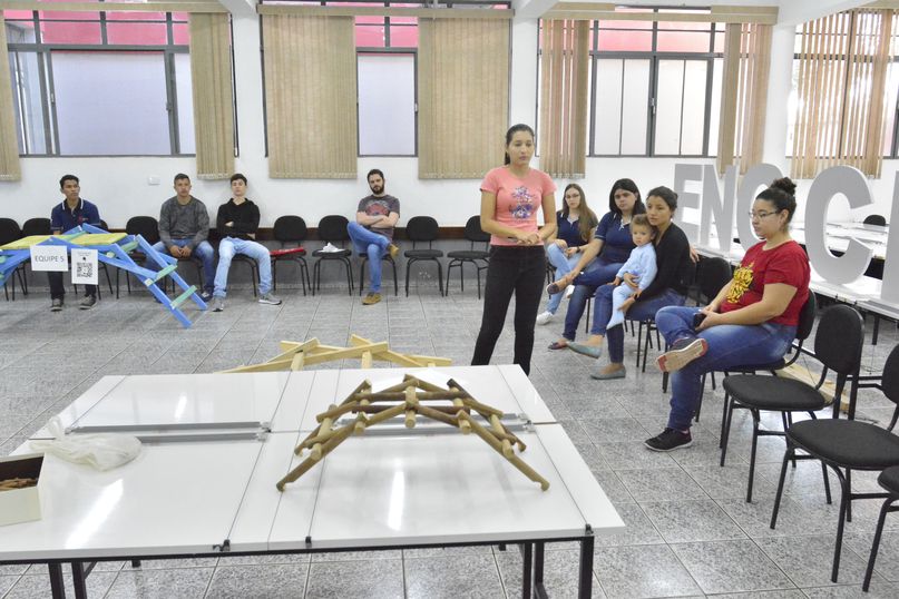 Alunos e acadêmicos assistem a palestras e oficinas