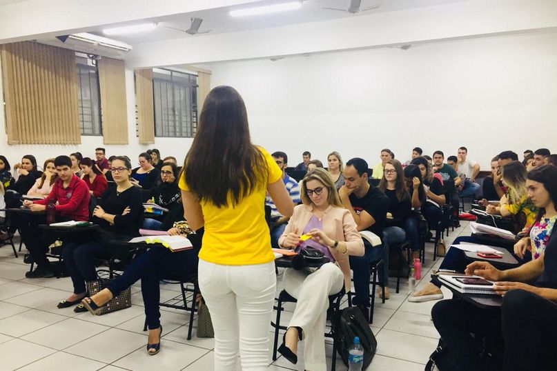 Acadêmicas orientam colegas da Universidade