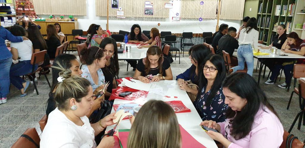Alunos e acadêmicos assistem a palestras e oficinas