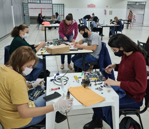 Estudantes fazem brinquedos com materiais sustentáveis.