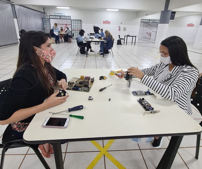 Estudantes fazem brinquedos com materiais sustentáveis.