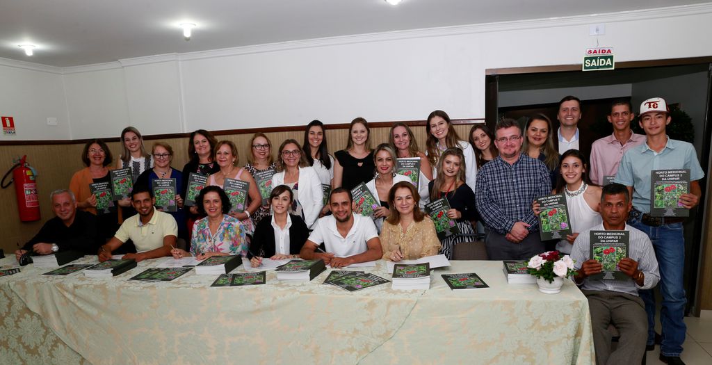 Autores e professores reunidos na sessão de autógrafos