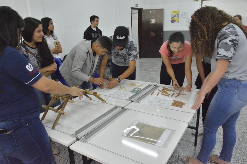 Alunos e acadêmicos assistem a palestras e oficinas
