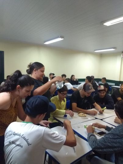 Mestranda compartilha conhecimentos com alunos do curso técnico