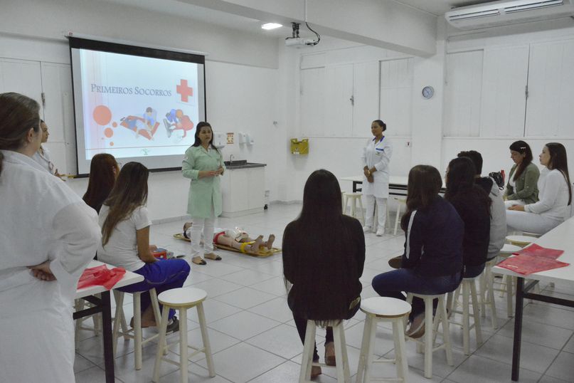 Alunos e acadêmicos assistem a palestras e oficinas