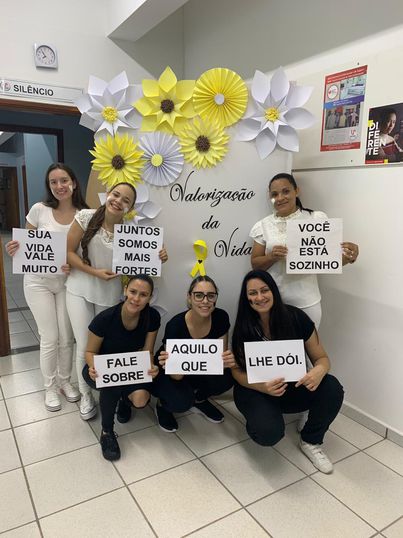 Acadêmicas exibem cartazes com frases de motivação