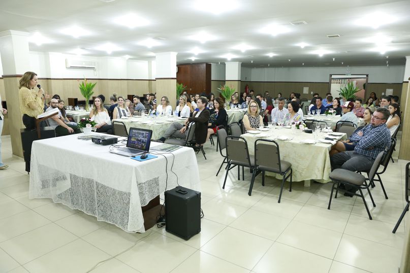 Diretores, professores, acadêmicos e colaboradores da Unipar prestigiam o lançamento do livro