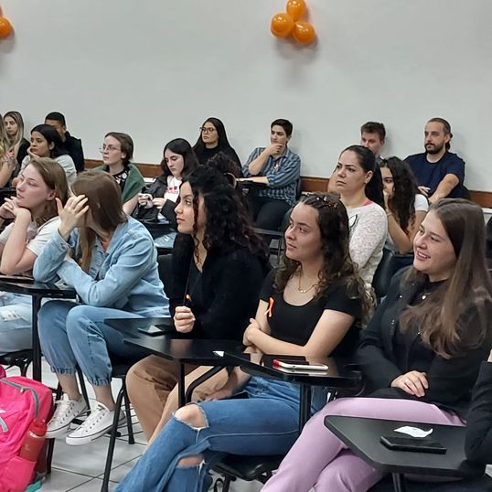 Psicólogo apresenta o livro Rabicho e o Carinho Esquisito.
