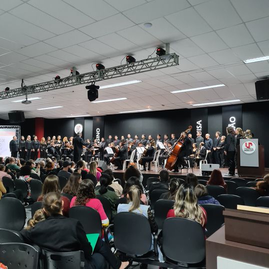 Maestro Israel Menezes rege Concerto de Outono na Unipar.