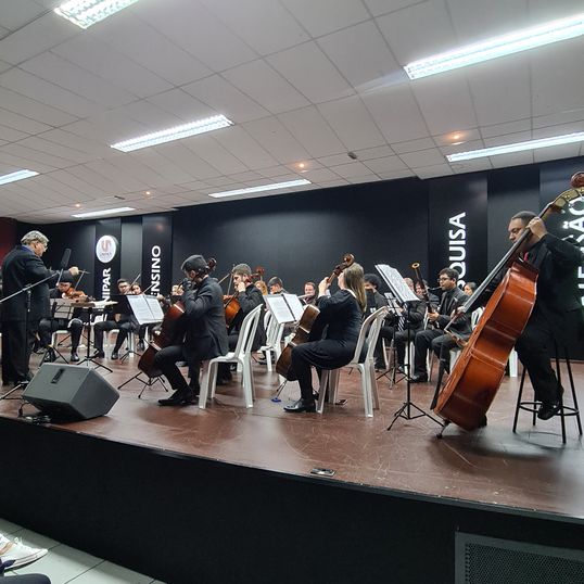 Maestro Israel Menezes rege Concerto de Outono na Unipar.
