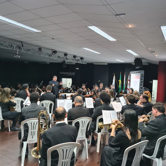 Maestro Israel Menezes rege Concerto de Outono na Unipar.