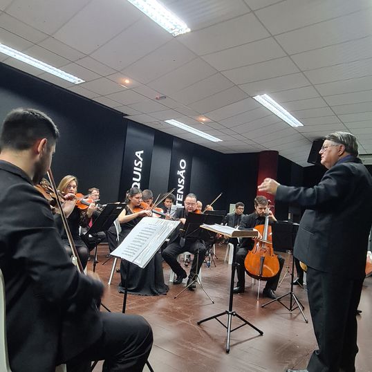 Maestro Israel Menezes rege Concerto de Outono na Unipar.