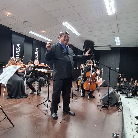Maestro Israel Menezes rege Concerto de Outono na Unipar.